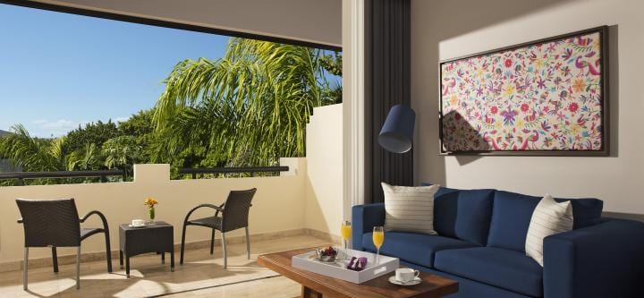 DELUXE JUNIOR SUITE TROPICAL VIEW LIVING ROOM